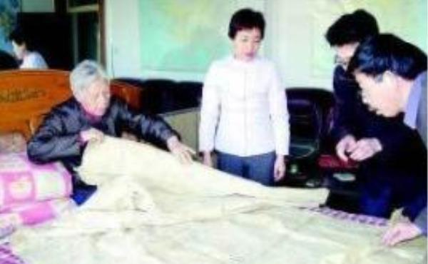  『元朝』老太破屋翻出泛黄旧纸，专家看后交给国家，首长忙问“您父亲是”