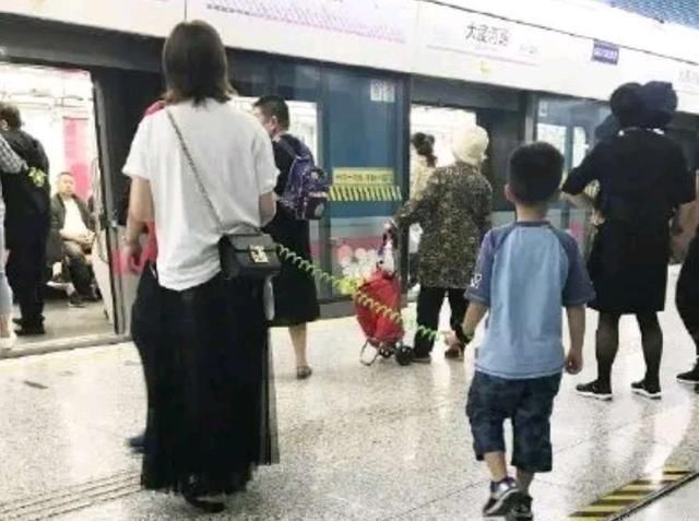  『车辆驶入』斑马线前儿子被撞瞬间,父亲一个动作上了热搜