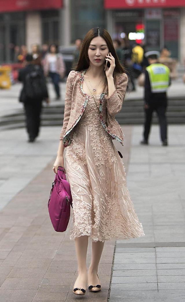 路人街拍：小姐姐穿绿色吊带长裙上街了，皮肤白皙，时尚性感