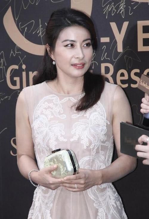  「薄纱」被郭晶晶惊艳到了！一袭薄纱长裙仙气飘飘，好气质豪门阔太里少见