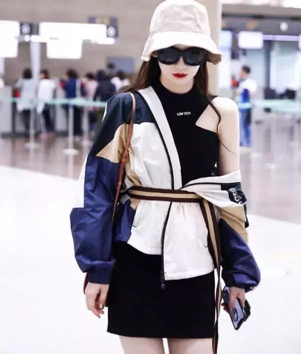 戚薇穿旗袍!一袭白底旗袍添上瑰丽红花，真是好不惊艳!