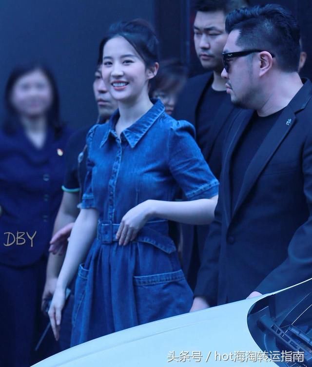 刘亦菲广州出关，终于瘦下的她，我还发现了~