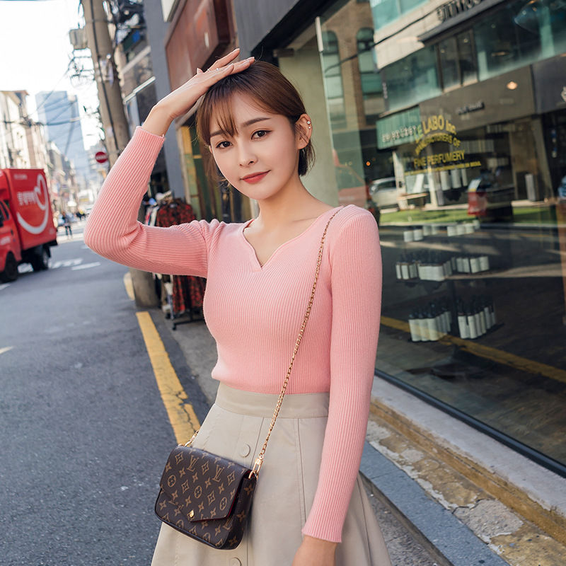 奇怪了!老婆不穿秋裙了，原来是穿了这新款小衫，越看越靓贼美嫩