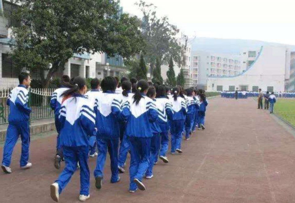 “穿上黑丝，不看长相都是美女”