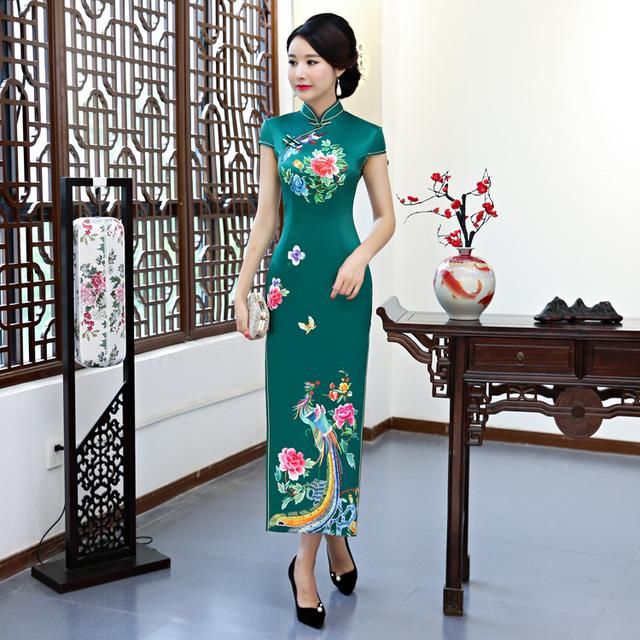 把身材秀得如此微妙微翘的绝对是图下女人穿的旗袍，性感妩媚