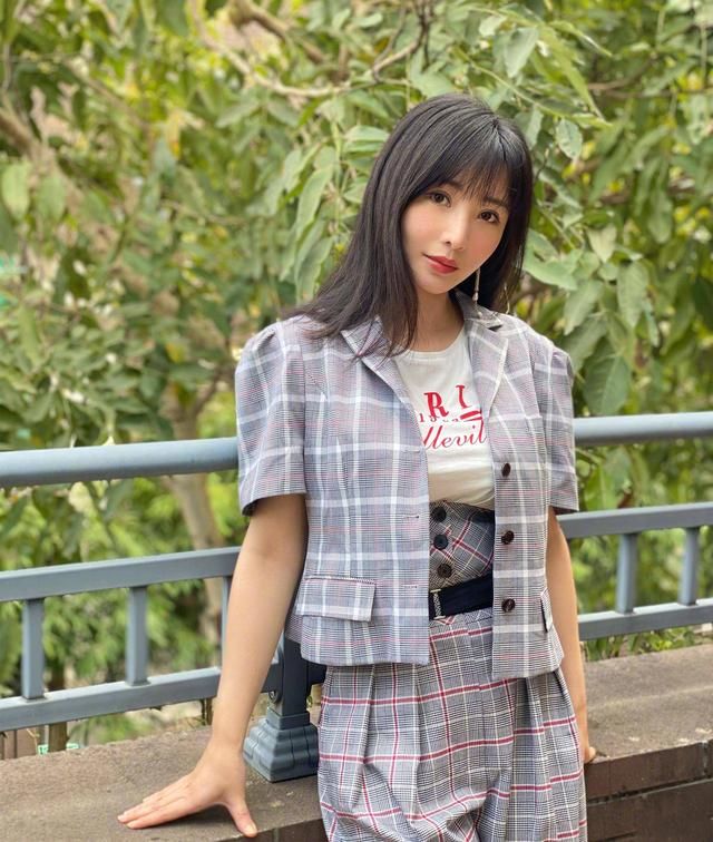 凹凸@马蜂腰40岁里少见,柳岩把格子裤穿火了!高腰设计尽显凹凸身材