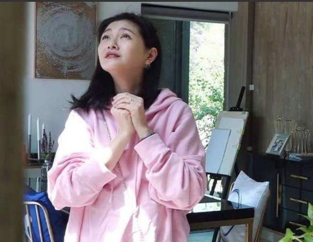 谣言说她不幸福,事实告诉网友她有一个好丈夫,很幸福