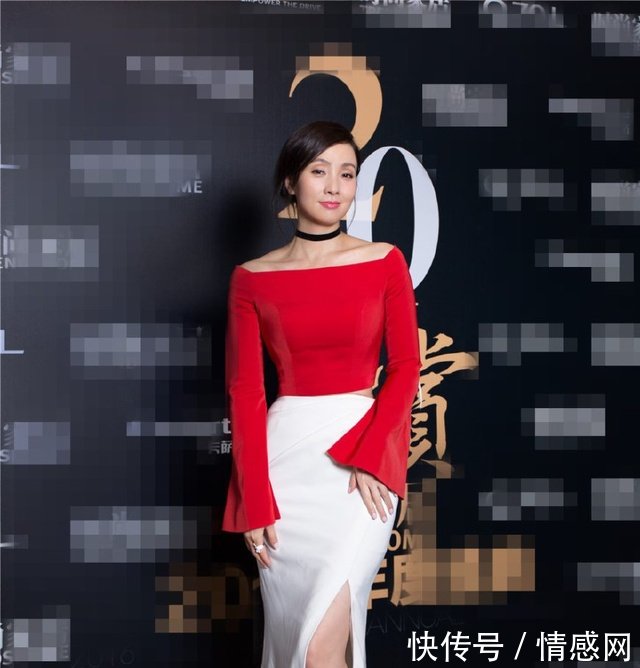 陶虹这样穿衣太尴尬,裙摆长的走不动道,把女助理都急红了眼!