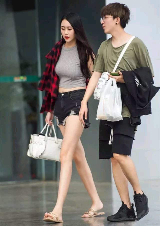 街拍：杭州街头偶遇时尚美女，包臀时尚夏日新潮流！
