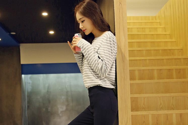 凸显气场的打底裤美女，身材特别棒，回头率十足