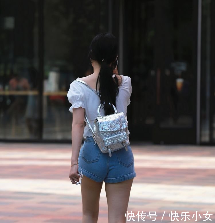 路人街拍穿绸缎长裙的小姐姐，白皙的皮肤，婀娜的身段