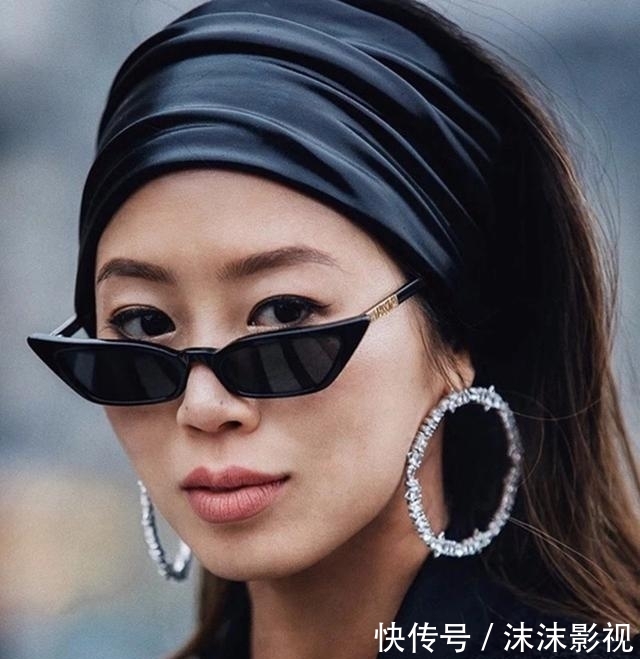  『小S』小S的奇葩穿衣又出现了，一袭粉色长裙配“大妈”墨镜，土到极致