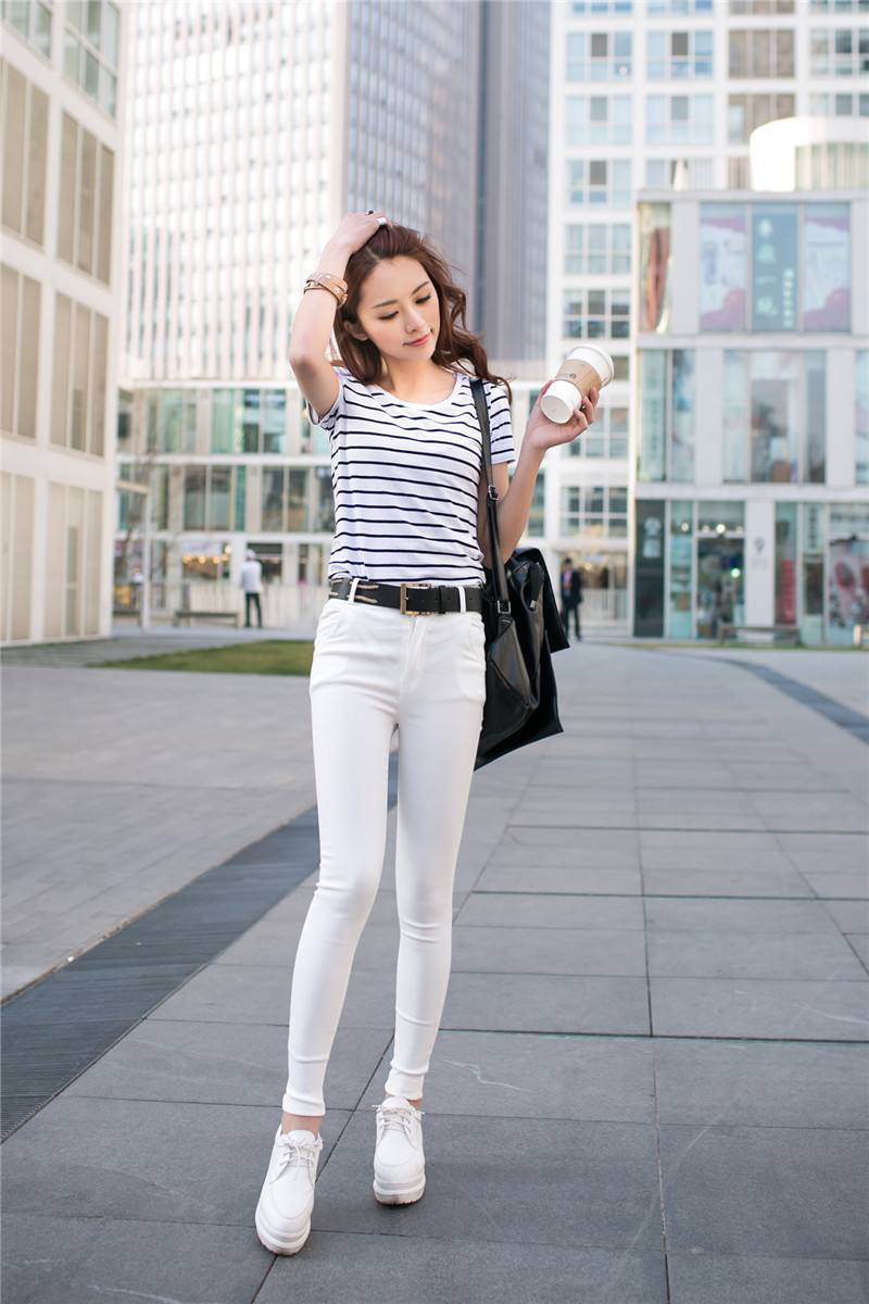 大家在穿白裤子的时候，一定要避免这几点，这样就可以避免尴尬了