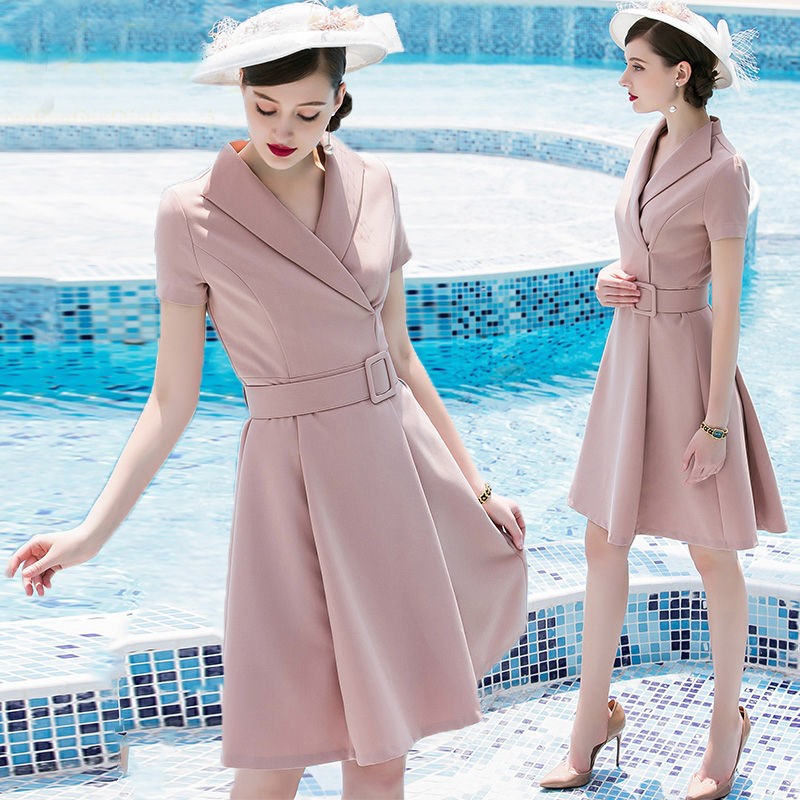 小姨真是会打扮!小西服+平底鞋，瞧瞧下图穿法，美的勾人心魂