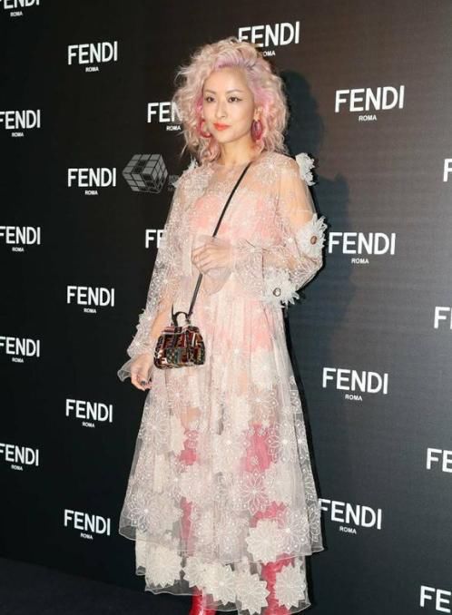 徐濠萦真大胆!三角泳衣也敢直接穿出街?网友:不穿都比这好看!