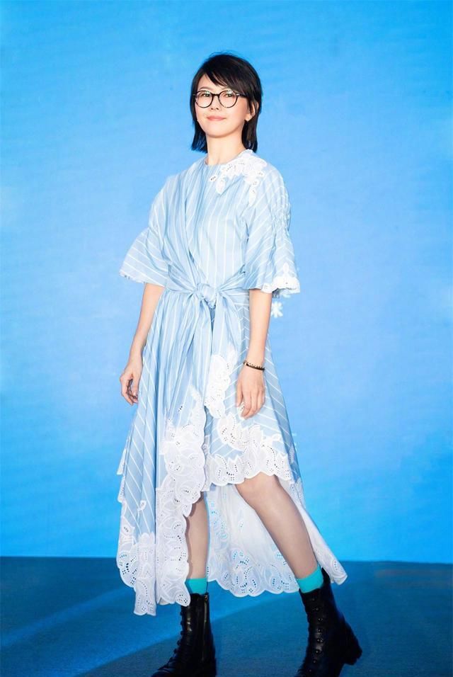  [条纹]辣妈孙燕姿穿条纹连衣裙大玩减龄，41岁走小清新路线完全没问题