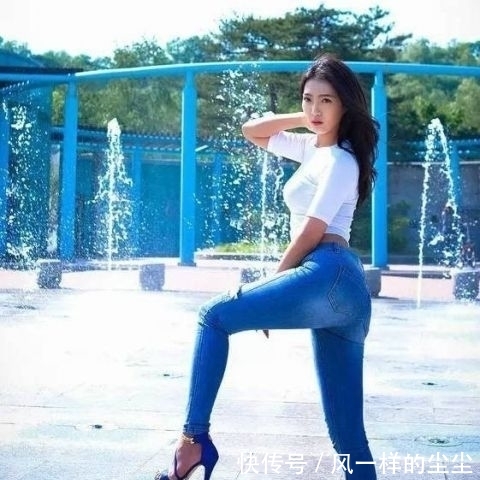 【 潇洒】彰显女性好身姿！，潇洒干练的牛仔裤美女