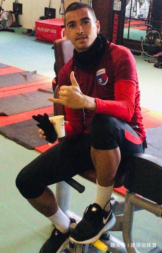  天海：顾颖晒张成林、莱昂纳多笑脸：天海资料交齐了，就等足协判结果了