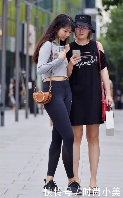 长发飘逸的紧身裤美女，尽显俏丽多姿，十足明星范！