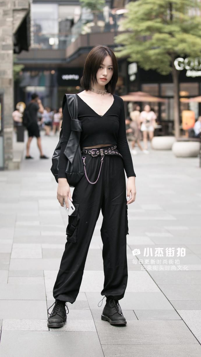 街拍:美女穿“透视”上衣，朦胧间显现的好身材，让人为之叹服