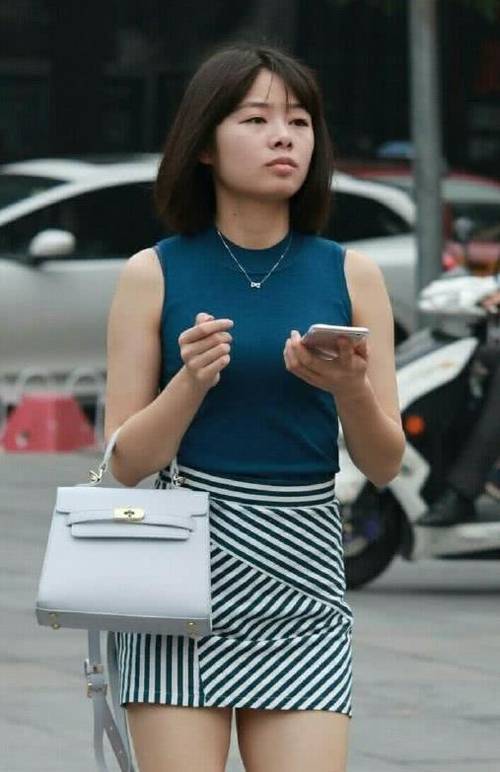 职场御姐条纹清新连衣裙显凹凸线条，婀娜多姿身材很有看头