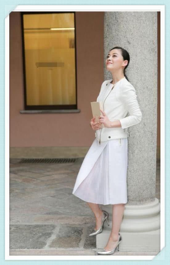 梅婷简直了!浑身上下只穿一件T恤就走机场,网友:43岁也疯狂?