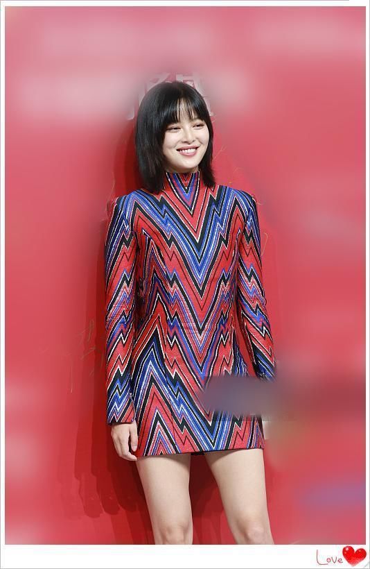 当辛芷蕾和关晓彤同穿一件连衣裙,才知道腿和脸哪个更暴露年纪!