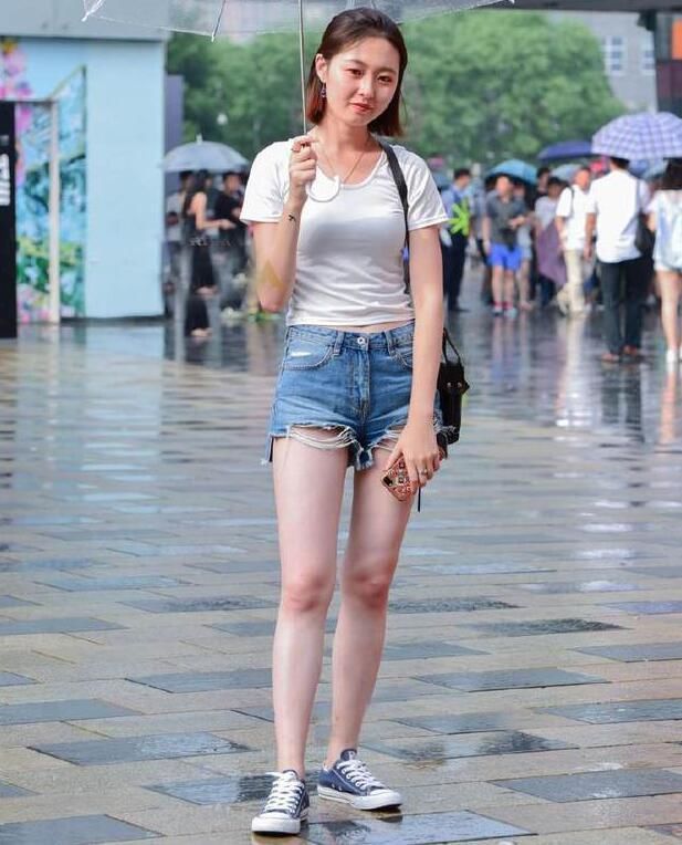 路人街拍：普通的小姐姐，好身材，自然流露