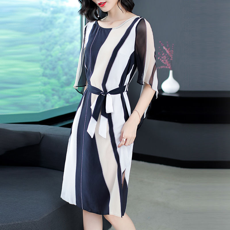 收腰连衣裙尽显好身材，今夏你可别错过哦