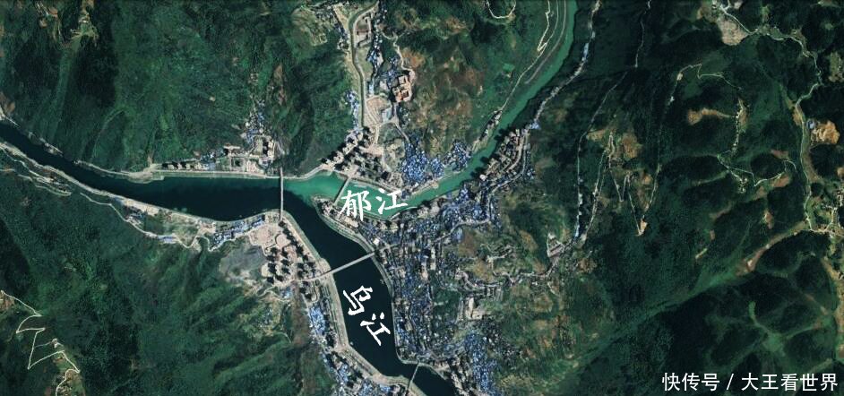 『卫星』卫星上看重庆彭水老县城规模太小,在靛水建设了新县城