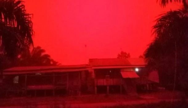 印尼占碑省天空一片鲜红，地面和房屋被照得通红，专家这样解释