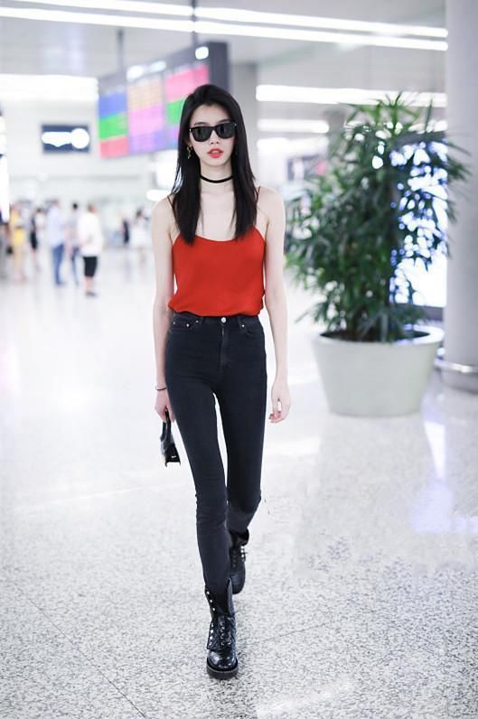 奚梦瑶上半身只穿一件大红吊带衫，网友:乍一看以为是系了小肚兜