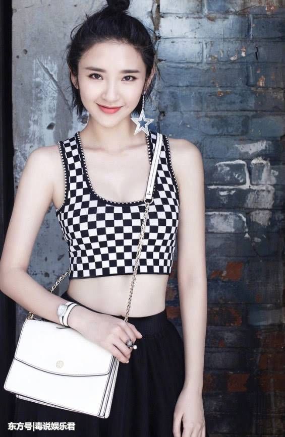 唐艺昕太厉害了，为秀小蛮腰上身竟打满“马赛克”，却意外好看!