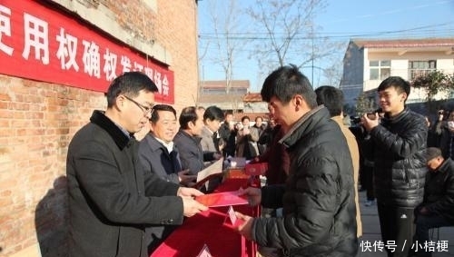  「土地确权」下月起, 农民尽早申办3个证, 每户都该有, 晚了损失