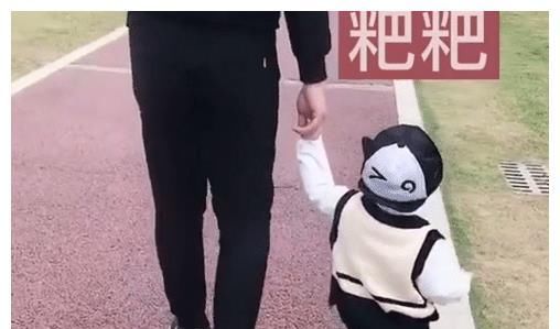  心累■“佛系老爸”带娃走红，孩子表示心累，网友：亲，建议换个爸爸哦