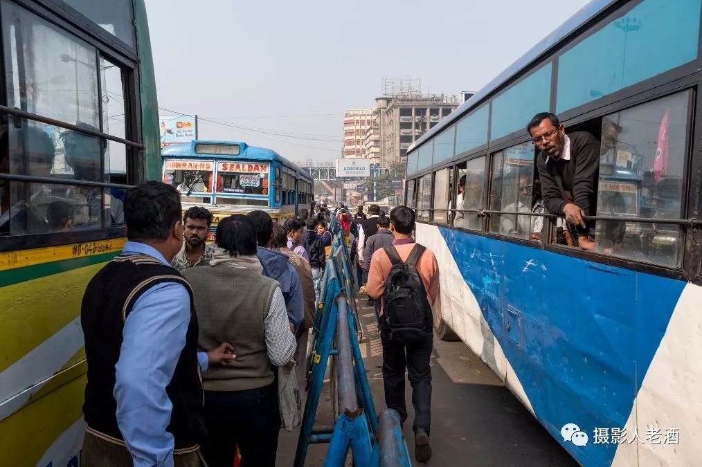 印度街头实拍：公交车上下人都不停车，全程开着门经常有人挂上面