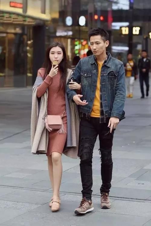 街拍：清纯优雅的紧身裙美女，给你一天美好的心情