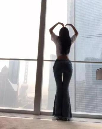 牛仔裤穿起来紧绷绷，凭一个背影就让我无法忘记！