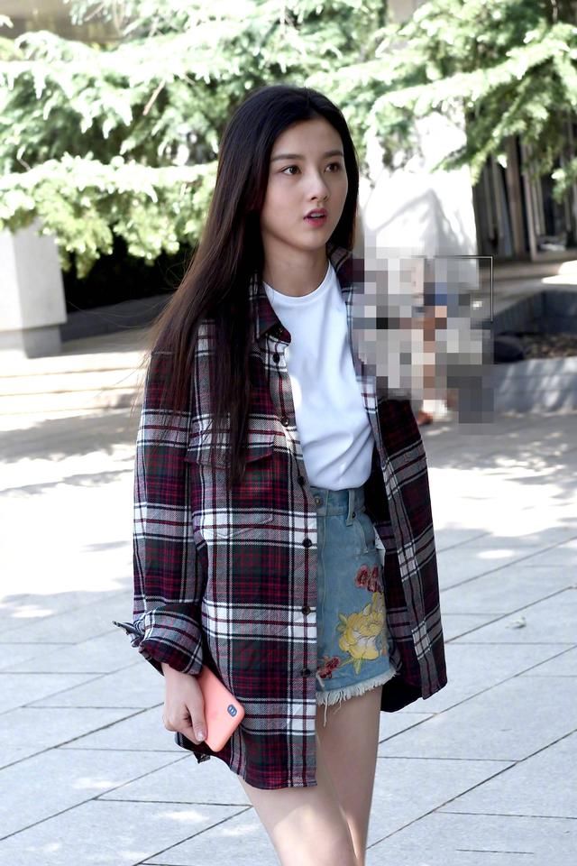 北电中戏开学，看各位明星穿搭，宋祖儿长发飘飘，易烊千玺去哪了