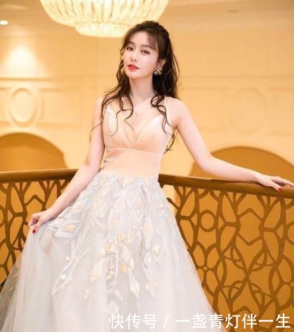 『 薄纱』网友：这是仙女本尊吧，看不到瑕疵，秦岚将薄纱长裙穿出满屏仙气