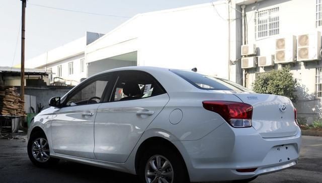  [车身]这款合资车，空间比飞度大，还有自动挡，油耗5.2L，售价4万多