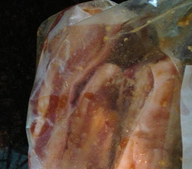 咸猪肉■腌制咸猪肉时,只放盐就错了!多放一点它,肉不长霉,放一年不坏