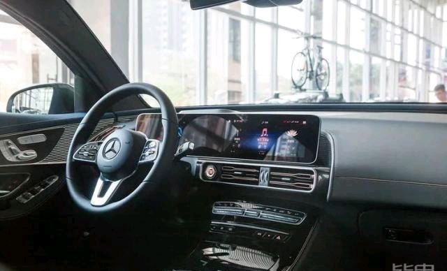  「娱乐系统」续航415km+5.2s破百！实拍奔驰首款纯电SUV