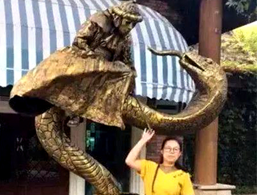 女子景区与雕像合照,抬头那一刻不淡定了,网友:回眸误终生!