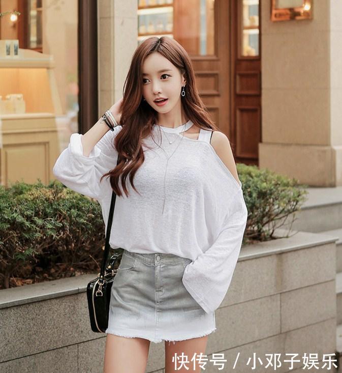  【宽松】俏装美女， 微透针织衫搭配小短裙， 诠释优雅的小性感