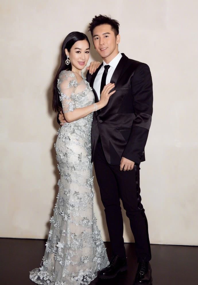 钟丽缇太有韵味了,薄纱裙优雅不失性感,看着和30岁没差别