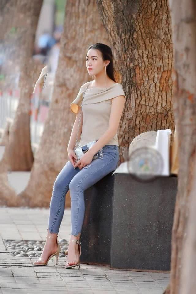 漂亮的风景敌不过紧身牛仔裤美女的迷人风姿