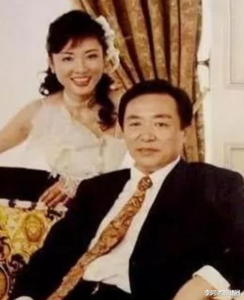  『主持』34岁离婚36岁嫁入豪门，央视第一美女51岁高调复出，依旧美得发光