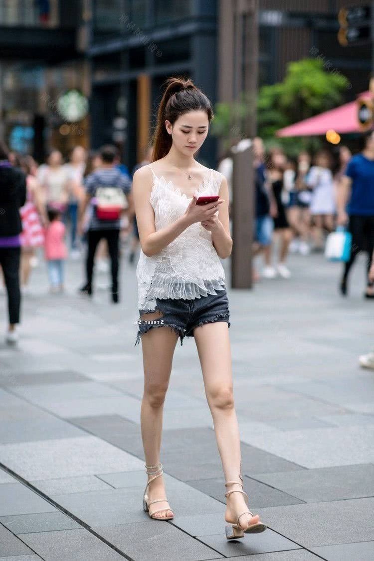 街拍：穿着紧身个性的小姐姐，完美展现女性魅力！