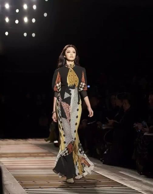 姚晨出席活动，五万元的连衣裙亮相，网友:惊艳了我的双眼!